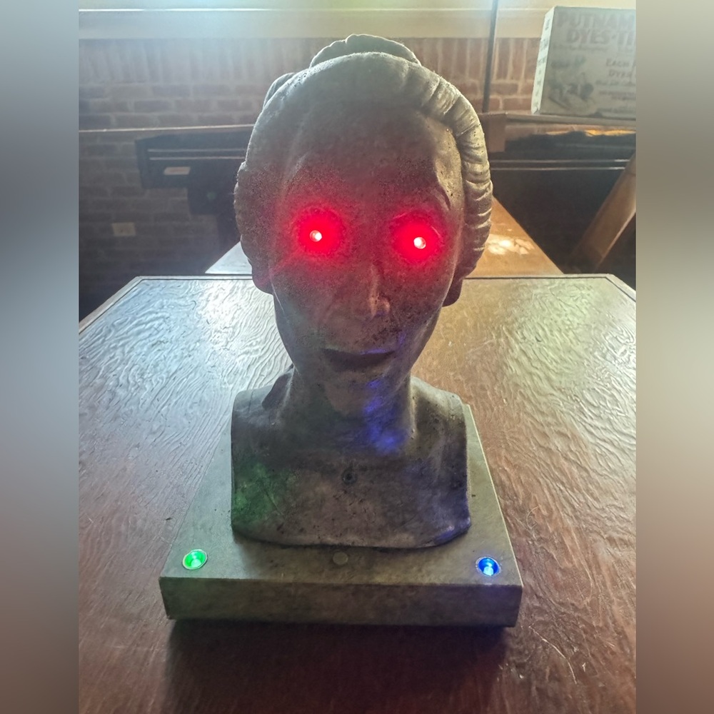 HALLOWEEN Scary talking statue head